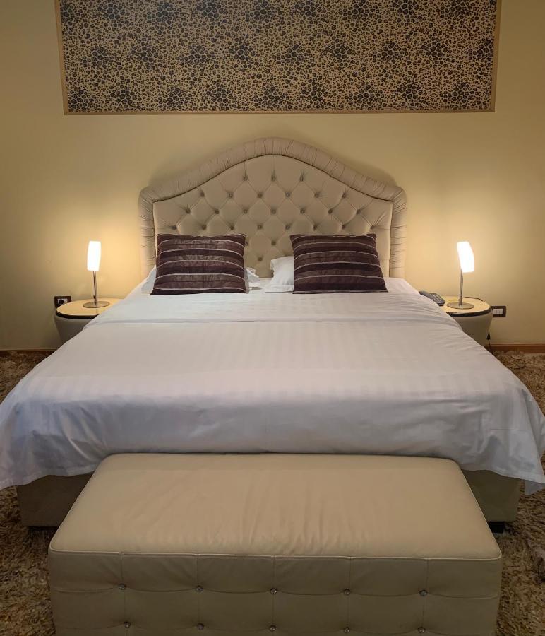 Hotel Rosa Blu Тирана Екстер'єр фото