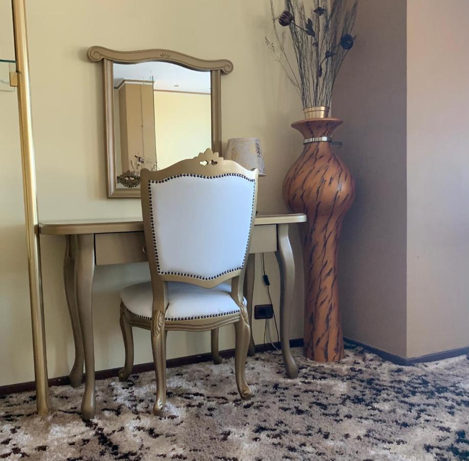 Hotel Rosa Blu Тирана Екстер'єр фото