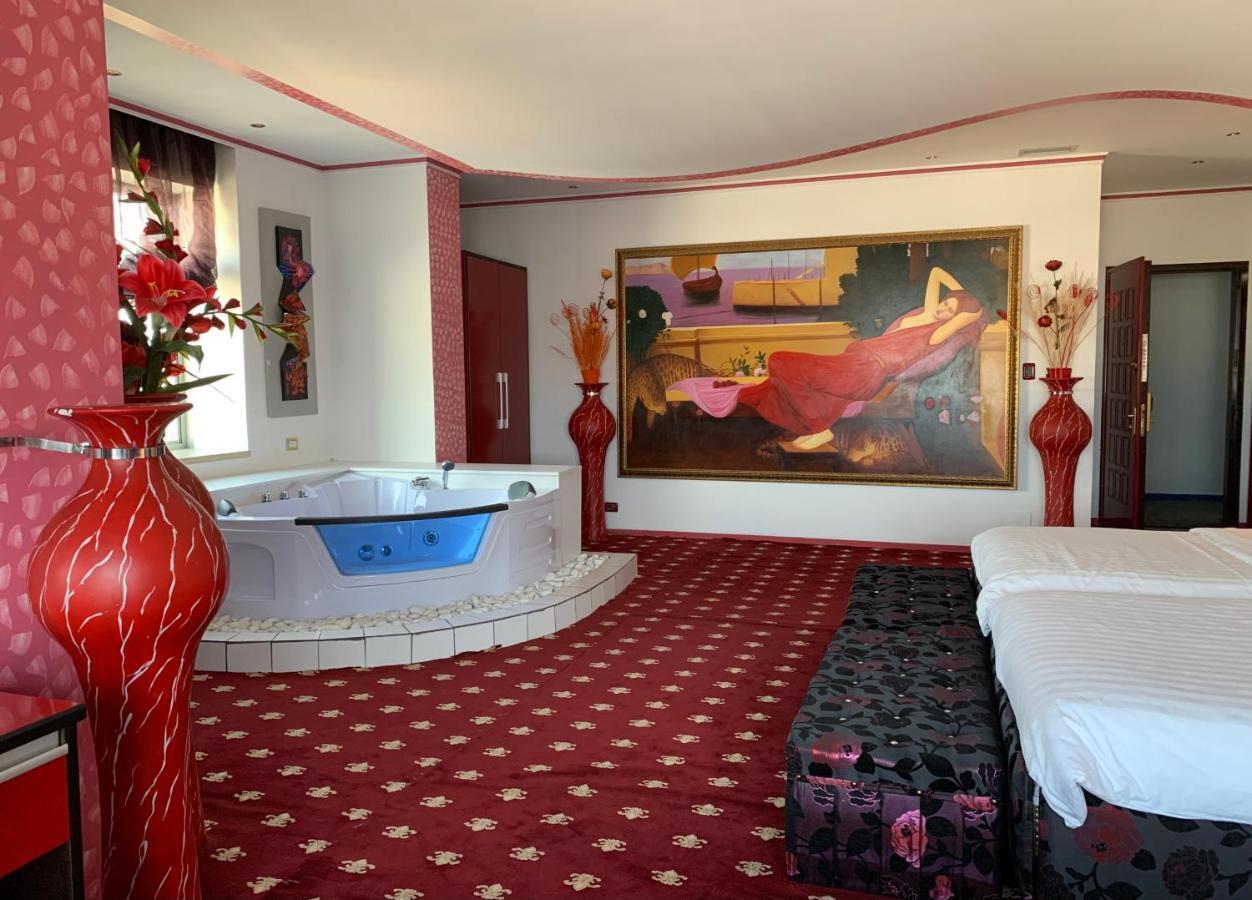 Hotel Rosa Blu Тирана Екстер'єр фото