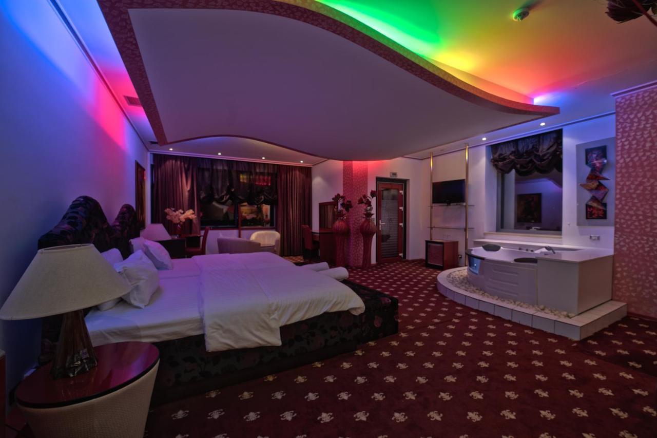 Hotel Rosa Blu Тирана Екстер'єр фото