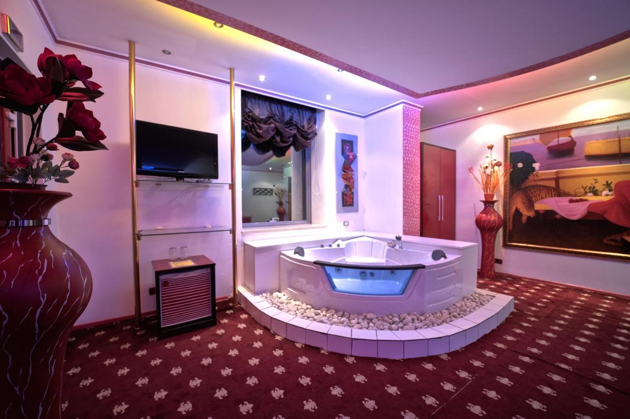 Hotel Rosa Blu Тирана Екстер'єр фото