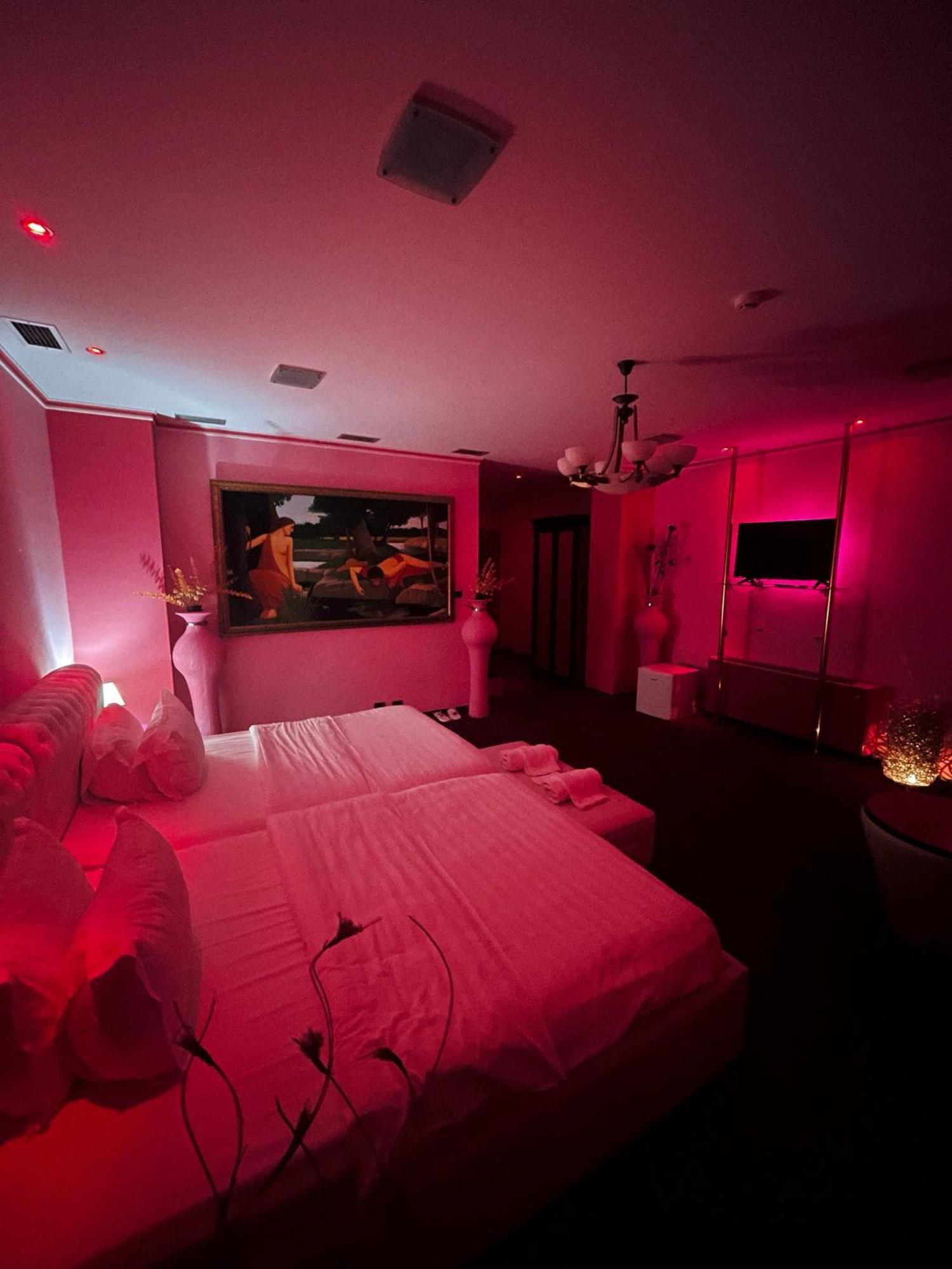 Hotel Rosa Blu Тирана Екстер'єр фото